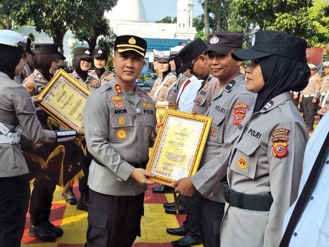 Kapolres Purwakarta Beri Penghargaan ke 63 Personel Berprestasi Kapolres Purwakarta Beri Penghargaan ke 63 Personel Berprestasi