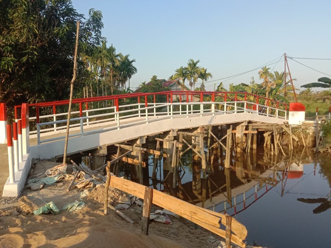 Wujud Kepedulian TNI AD Kodim 1207/Pontianak Perbaiki Jembatan Perintis Garuda Wujud Kepedulian TNI AD Kodim 1207/Pontianak Perbaiki Jembatan Perintis Garuda