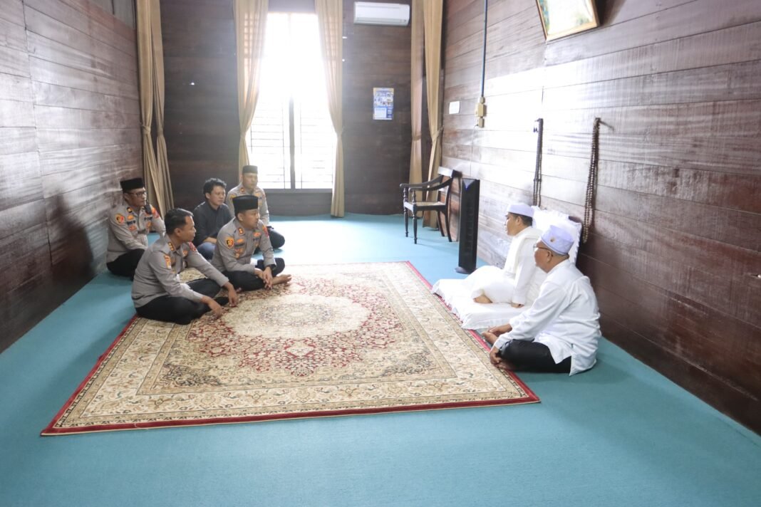 Pererat Silaturahmi dengan Ulama, KA SPN Polda Sumut dan Kapolres Langkat Kunjungi Madrasah Tuan Guru Besilam Pererat Silaturahmi dengan Ulama, KA SPN Polda Sumut dan Kapolres Langkat Kunjungi Madrasah Tuan Guru Besilam