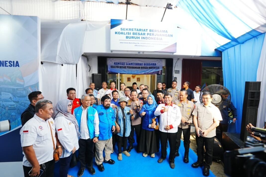 *Kapolri: Desk Ketenagakerjaan Hadir Berikan Solusi bagi Persoalan Buruh* *Kapolri: Desk Ketenagakerjaan Hadir Berikan Solusi bagi Persoalan Buruh*