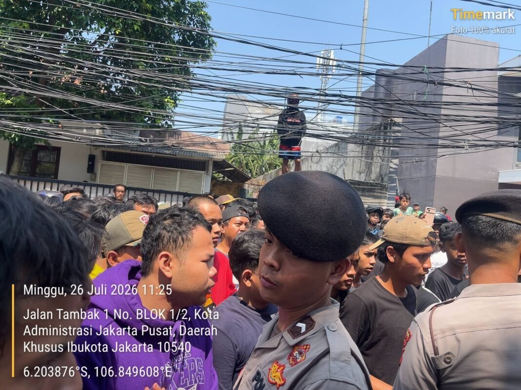 *Polisi Gerak Cepat Tangani Keributan di Tambak Matraman, Situasi Berhasil Dikendalikan* *Polisi Gerak Cepat Tangani Keributan di Tambak Matraman, Situasi Berhasil Dikendalikan*