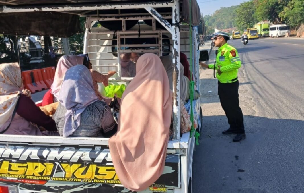 Demi Keselamatan, Satlantas Polres Purwakarta Intensifkan Sosialisasi Larangan Pick-Up Berpenumpang Demi Keselamatan, Satlantas Polres Purwakarta Intensifkan Sosialisasi Larangan Pick-Up Berpenumpang
