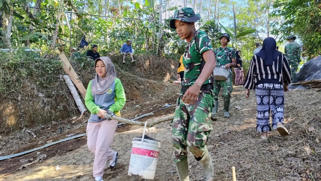 Ember Jadi Andalan, Satgas TMMD, Polri, dan Warga Kompak Lansir Material Pengecoran Jalan Ember Jadi Andalan, Satgas TMMD, Polri, dan Warga Kompak Lansir Material Pengecoran Jalan
