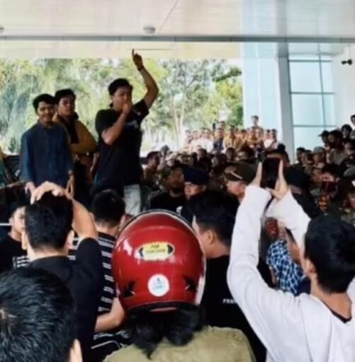 BOMBASTIS! Skandal Belanja Darurat Rp2,4 Miliar Mamasa Diseret Mahasiswa ke Gedung Merah Putih KPK BOMBASTIS! Skandal Belanja Darurat Rp2,4 Miliar Mamasa Diseret Mahasiswa ke Gedung Merah Putih KPK