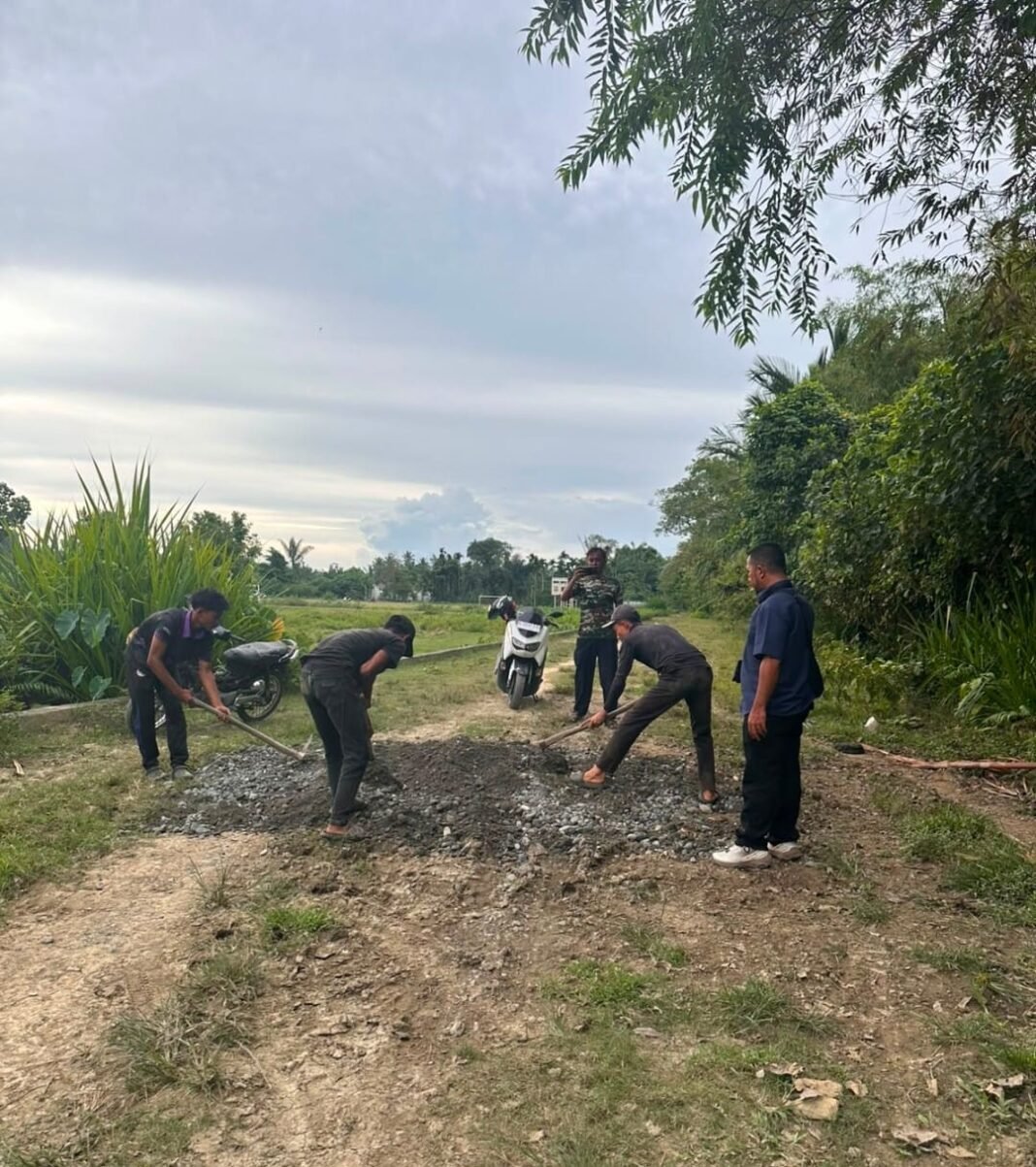 Anggota Club PSGT Ranto Panyang Laksanakan Gotong Royong Perbaikan Timbunan Jalan Akses ke Lapangan Anggota Club PSGT Ranto Panyang Laksanakan Gotong Royong Perbaikan Timbunan Jalan Akses ke Lapangan