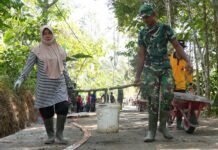 Satgas TMMD dan Ibu-Ibu Manfaatkan Kayu dan Ember untuk Melangsir Material Jalan