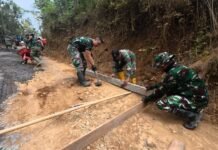Pemasangan Begesting Jadi Tahap Awal Pengecoran Jalan TMMD Reguler 129 Kodim Purworejo