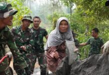 Semangat Tak Pernah Pudar, Ibu Ahyadin di Usia 60 Tahun Turut Bantu Satgas TMMD Reguler 129