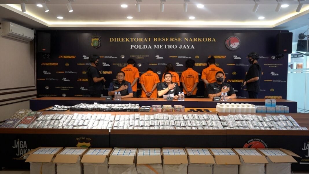 POLDAMETROJAYAMENGUNGKAP SINDIKATPENGEDAROBATKERASDAFTAR G SEBANYAK575.200BUTIRDISEBUAH BANGUNANSEMIPERMANEN POLDAMETROJAYAMENGUNGKAP SINDIKATPENGEDAROBATKERASDAFTAR G SEBANYAK575.200BUTIRDISEBUAH BANGUNANSEMIPERMANEN