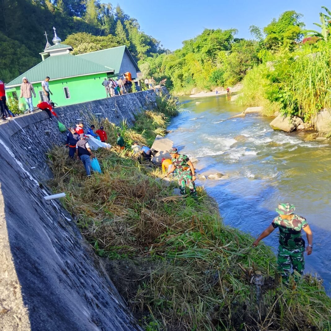 Sinergi TNI dan Pemkab Mamasa Bersihkan Sungai, 500 Peserta Turun dalam Karya Bakti Sinergi TNI dan Pemkab Mamasa Bersihkan Sungai, 500 Peserta Turun dalam Karya Bakti