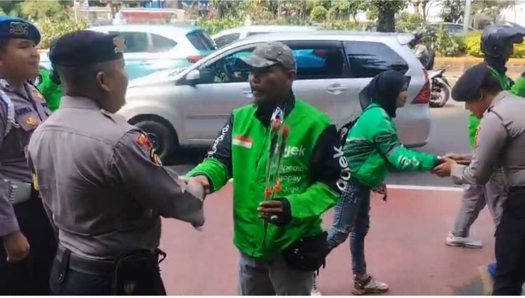 *Momen Ojol Beri Bunga ke Polisi Saat Hari Bhayangkara ke-80* *Momen Ojol Beri Bunga ke Polisi Saat Hari Bhayangkara ke-80*