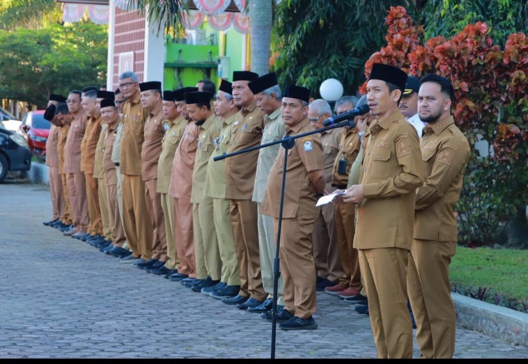 Pimpin Apel Gabungan, Bupati Aceh Barat Ingatkan Para Pejabat “Jangan Ada Pembangkangan & Perlawanan Senyap” Pimpin Apel Gabungan, Bupati Aceh Barat Ingatkan Para Pejabat “Jangan Ada Pembangkangan & Perlawanan Senyap”