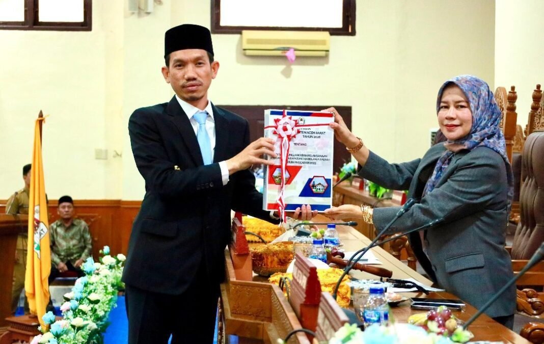 Bupati Aceh Barat Tarmizi .SP.MM Serahkan Raqan Pertanggung Jawaban APBK 2025 ke DPRK Aceh Barat Bupati Aceh Barat Tarmizi .SP.MM Serahkan Raqan Pertanggung Jawaban APBK 2025 ke DPRK Aceh Barat