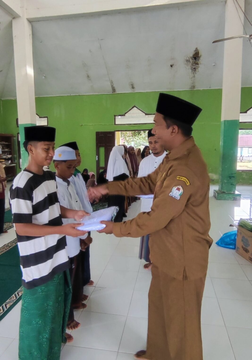 Kepala UPTD Dayah Inti Darul Aitami Serahkan Perlengkapan Belajar Untuk Santri Yatim danYatim Piatu Kepala UPTD Dayah Inti Darul Aitami Serahkan Perlengkapan Belajar Untuk Santri Yatim danYatim Piatu