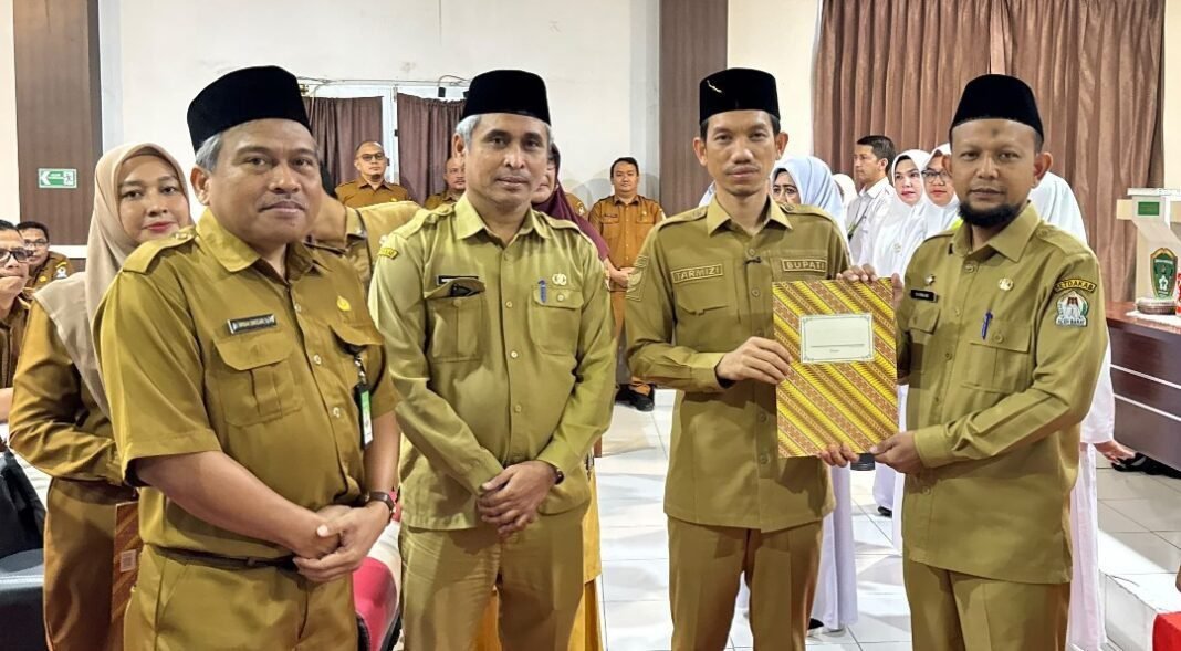 Bupati Tarmizi Pimpin Rakor dan Evaluasi, Sekaligus Penyerahan SK Dewas dan Komite RSU Cut Nyak Dien Bupati Tarmizi Pimpin Rakor dan Evaluasi, Sekaligus Penyerahan SK Dewas dan Komite RSU Cut Nyak Dien