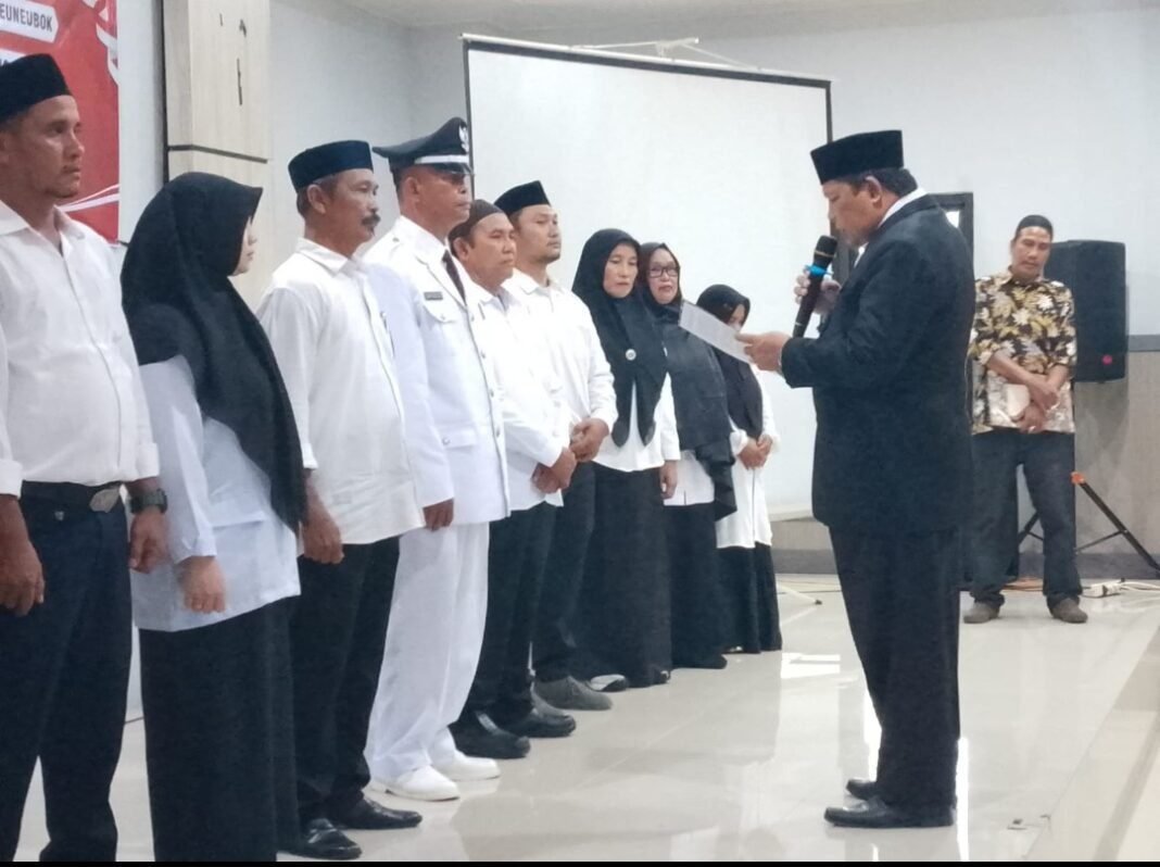 Plt Camat Johan Pahlawan Lantik Pejabat Keuchik Seuneubok,Sekaligus Lantik Tuha Peut Gampong Pasir & Leuhan Plt Camat Johan Pahlawan Lantik Pejabat Keuchik Seuneubok,Sekaligus Lantik Tuha Peut Gampong Pasir & Leuhan