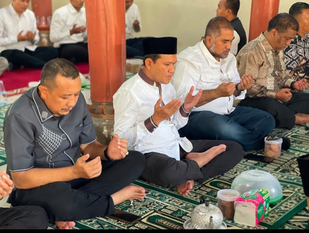 Wagub Aceh Takziah ke Rumah Duka Ibunda Pimpred Serambi Indonesia di Pidie Wagub Aceh Takziah ke Rumah Duka Ibunda Pimpred Serambi Indonesia di Pidie