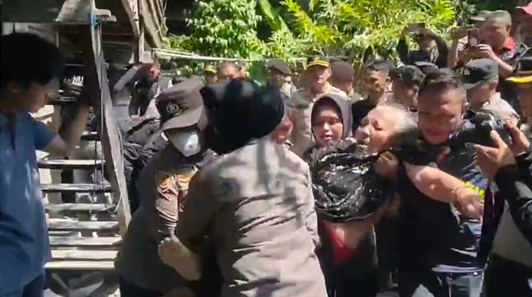 Jeritan Duka di Bulan Kemerdekaan: Rumah Kayu Kenangan Terakhir Nenek Sani Rata dengan Tanah Jeritan Duka di Bulan Kemerdekaan: Rumah Kayu Kenangan Terakhir Nenek Sani Rata dengan Tanah
