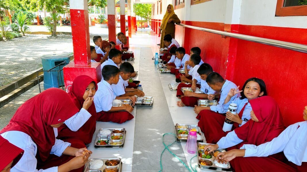 SPPG Tobadak Tobadak 2 Salurkan MBG ke 1.449 Penerima Manfaat, Siswa SD Inpres Benteng Nikmati Menu Bergizi SPPG Tobadak Tobadak 2 Salurkan MBG ke 1.449 Penerima Manfaat, Siswa SD Inpres Benteng Nikmati Menu Bergizi