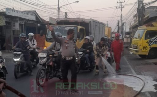 Cegah Kecelakaan, Polsek Campaka Bersihkan Tumpahan Oli di Jalan Cegah Kecelakaan, Polsek Campaka Bersihkan Tumpahan Oli di Jalan