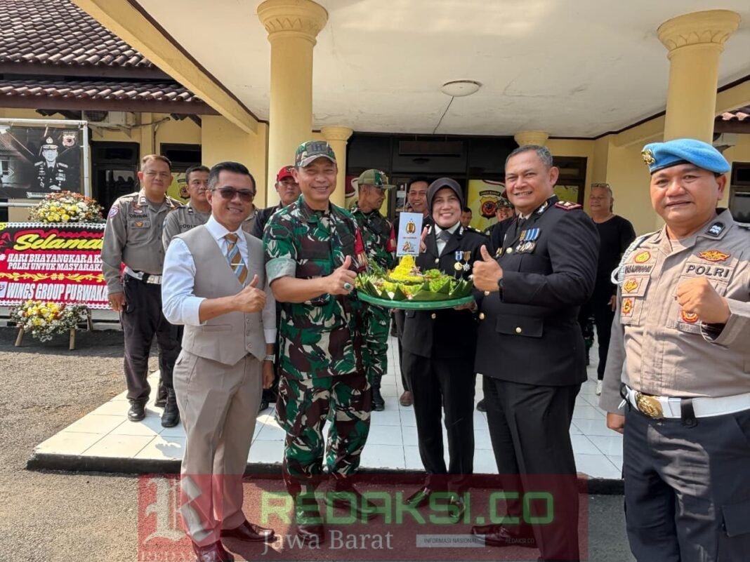 Hari Bhayangkara ke-80, Danramil Beri Kejutan Polsek Purwakarta Kota Hari Bhayangkara ke-80, Danramil Beri Kejutan Polsek Purwakarta Kota