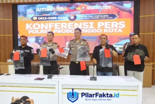 polres probolinggo kota ungkap kasus pembunuhan manusia silver dua tersangka diamankan polres probolinggo kota ungkap kasus pembunuhan manusia silver dua tersangka diamankan