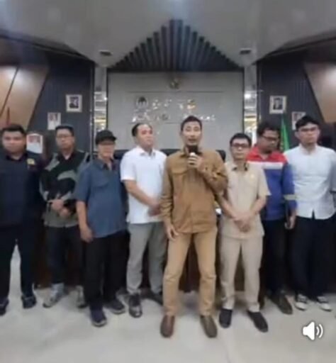 KETUA DPRD KETAPANG ACHMA SHOLEH GH BAHAS ANTRIAN PANJANG SPBU KAB KETAPANG KETUA DPRD KETAPANG ACHMA SHOLEH GH BAHAS ANTRIAN PANJANG SPBU KAB KETAPANG