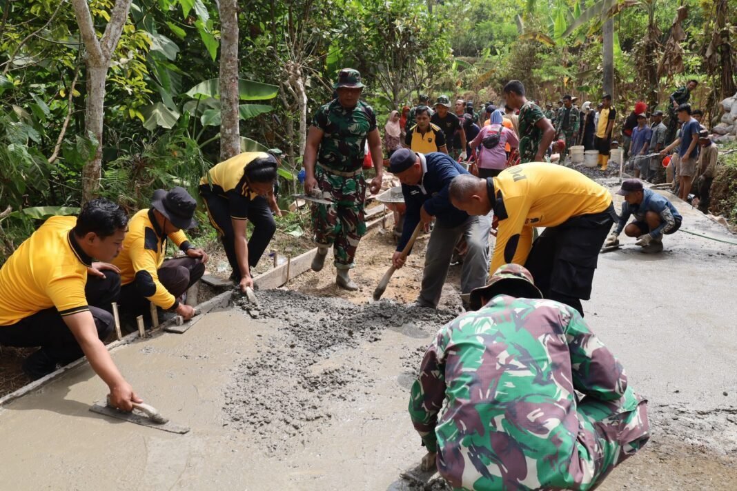 Ngariung Bangun Desa, TNI, Polri, dan Warga Kompak Cor Jalan TMMD Reguler Ke-129 Ngariung Bangun Desa, TNI, Polri, dan Warga Kompak Cor Jalan TMMD Reguler Ke-129