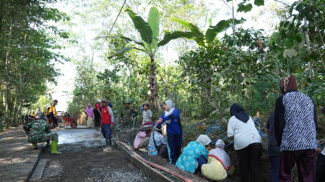 Semangat Emak-Emak PKK Warnai Pengecoran Jalan TMMD di Desa Watuduwur Semangat Emak-Emak PKK Warnai Pengecoran Jalan TMMD di Desa Watuduwur