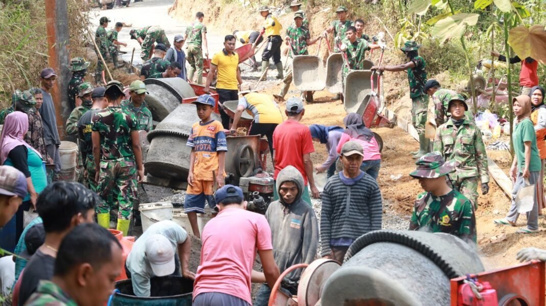 TMMD Menyatukan Hati, Gotong Royong TNI, Polri, dan Warga Bangun Desa Penuh Kebersamaan TMMD Menyatukan Hati, Gotong Royong TNI, Polri, dan Warga Bangun Desa Penuh Kebersamaan