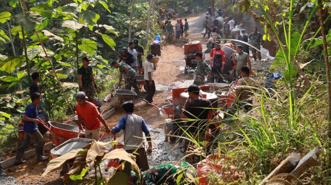Tanpa Memandang Status Sosial, Satgas TMMD Bersatu Bangun Jalan Demi Kemajuan Desa Tanpa Memandang Status Sosial, Satgas TMMD Bersatu Bangun Jalan Demi Kemajuan Desa