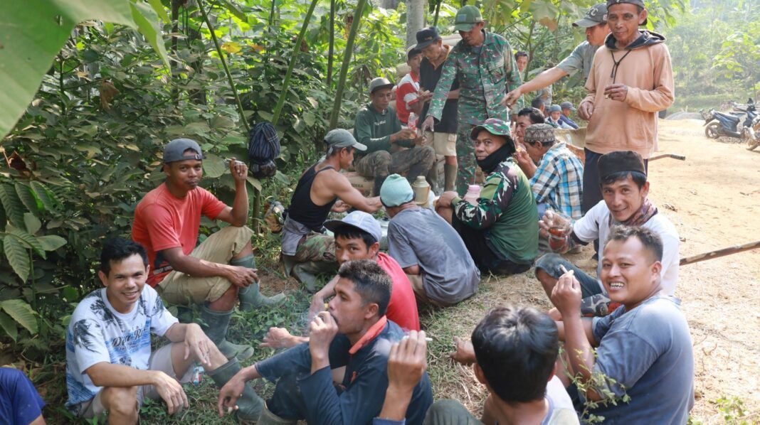 Secangkir Kopi di Tengah TMMD, Kebersamaan Satgas dan Warga Hadirkan Bahagia Sederhana Secangkir Kopi di Tengah TMMD, Kebersamaan Satgas dan Warga Hadirkan Bahagia Sederhana