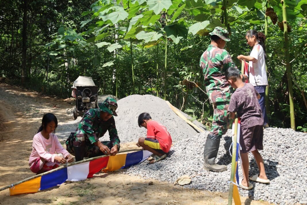 Satgas TMMD dan Anak-Anak Desa Semarakkan HUT ke-81 RI dengan Memasang Umbul-Umbul Satgas TMMD dan Anak-Anak Desa Semarakkan HUT ke-81 RI dengan Memasang Umbul-Umbul