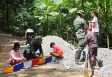 Satgas TMMD dan Anak-Anak Desa Semarakkan HUT ke-81 RI dengan Memasang Umbul-Umbul