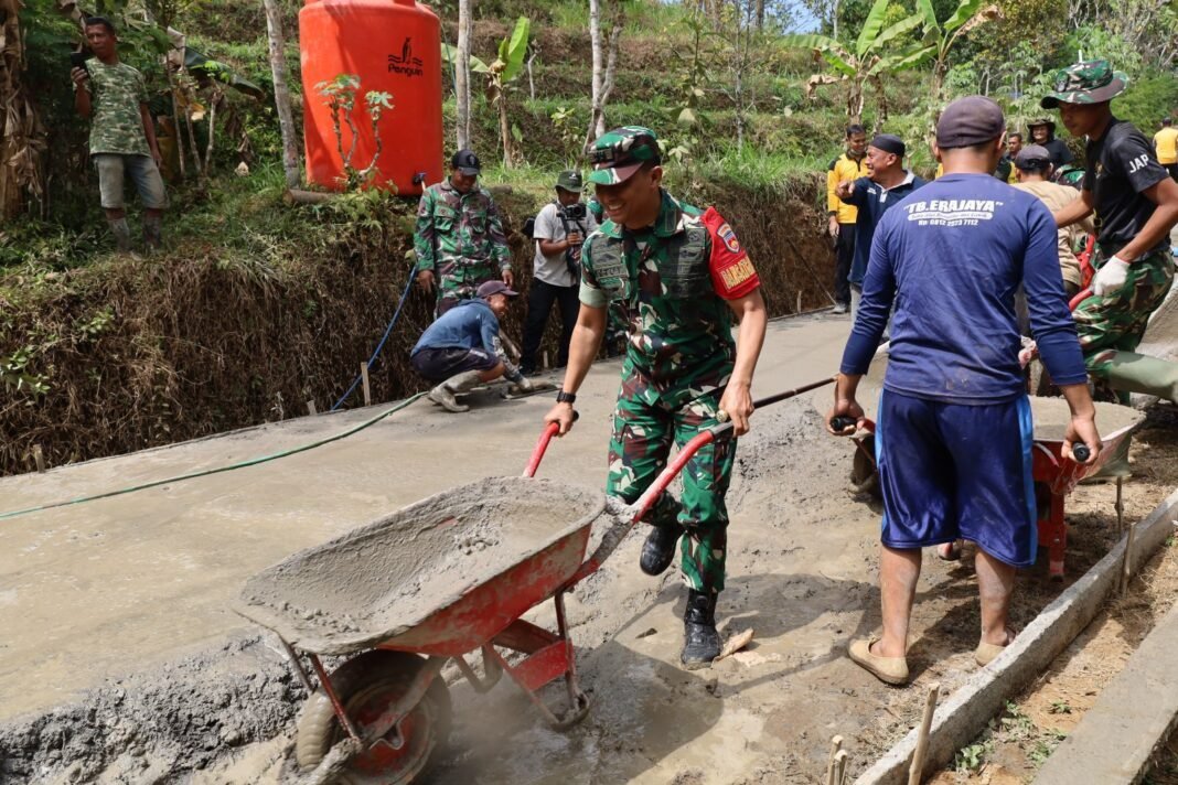 Dansatgas TMMD Reguler ke-129 Turun Langsung Kerjakan Pengecoran Jalan Bersama Anggota dan Warga Dansatgas TMMD Reguler ke-129 Turun Langsung Kerjakan Pengecoran Jalan Bersama Anggota dan Warga