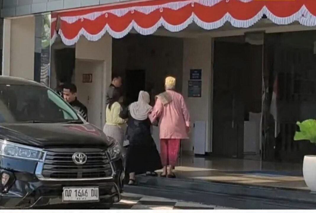 KPK Kembali Bergerak di Lombok Barat, Mantan Wabup Sumiatun Diperiksa di BPKP NTB KPK Kembali Bergerak di Lombok Barat, Mantan Wabup Sumiatun Diperiksa di BPKP NTB