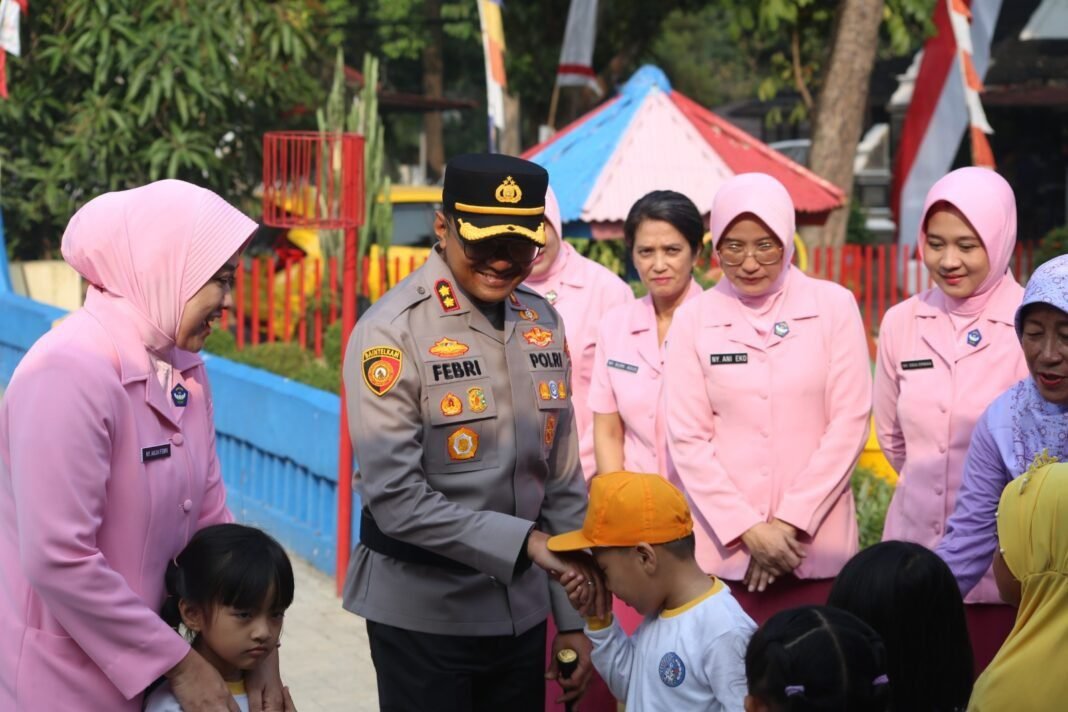 Kapolres dan Ketua Bhayangkari Purwakarta Kunjungi TK Kemala Bhayangkari Kapolres dan Ketua Bhayangkari Purwakarta Kunjungi TK Kemala Bhayangkari