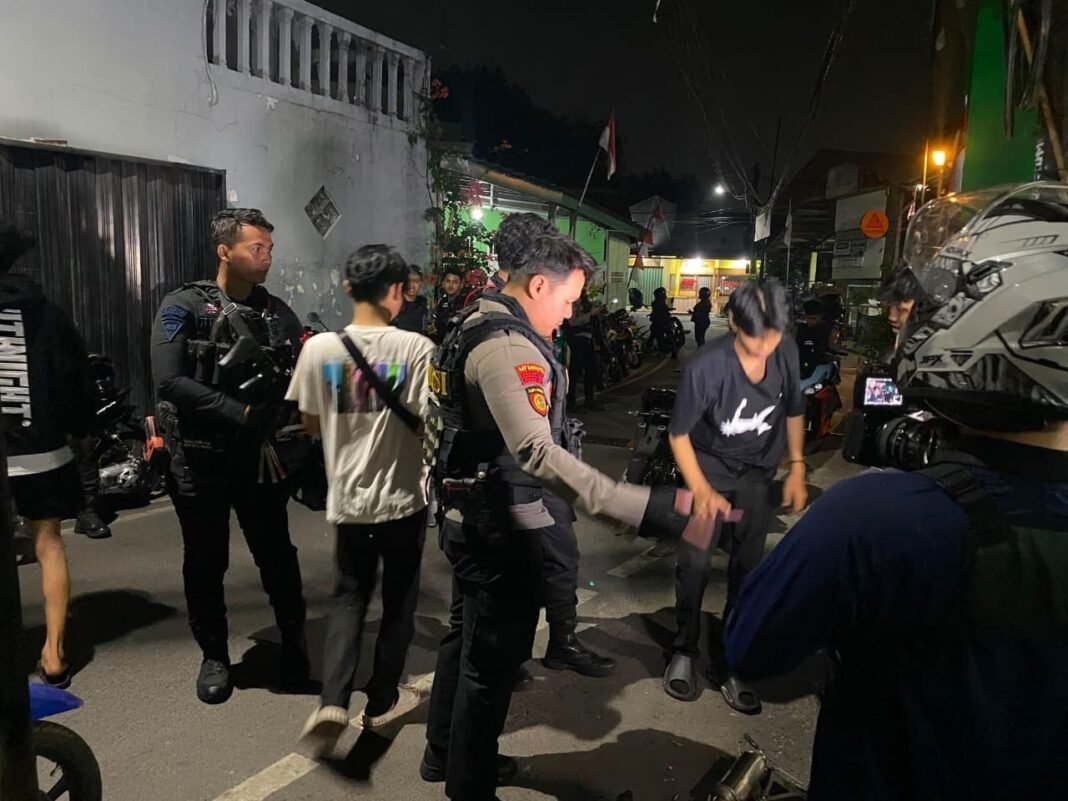 *Brimob Polda Metro Jaya Bubarkan Balap Liar, Sembilan Motor Diamankan di Jakarta Timur* *Brimob Polda Metro Jaya Bubarkan Balap Liar, Sembilan Motor Diamankan di Jakarta Timur*
