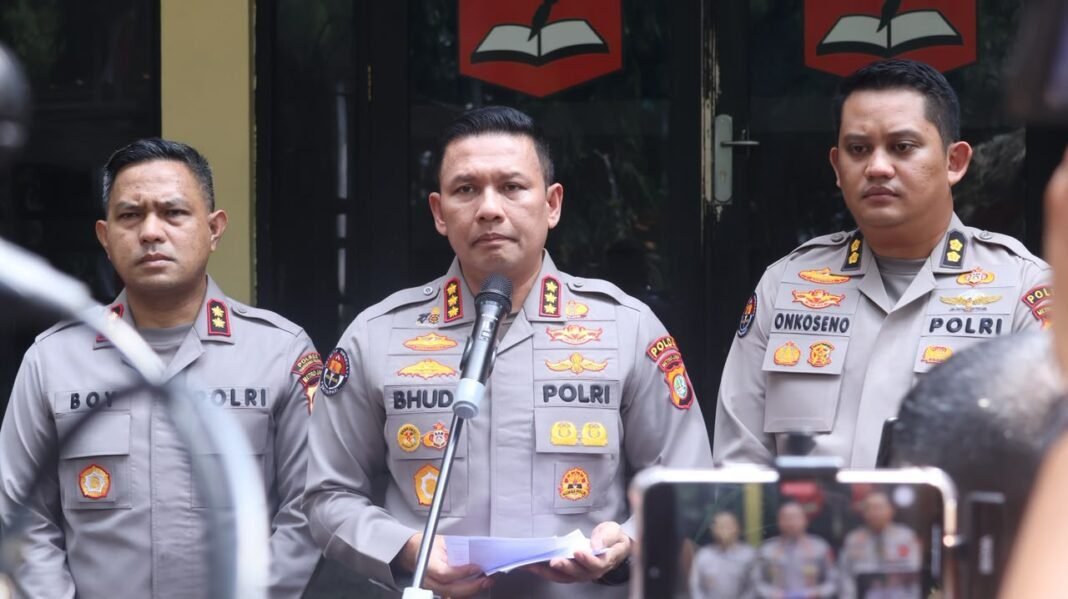 *Polda Metro Jaya Jelaskan Temuan 996 Benda Menyerupai Senjata di Yayasan Jaksel* *Polda Metro Jaya Jelaskan Temuan 996 Benda Menyerupai Senjata di Yayasan Jaksel*