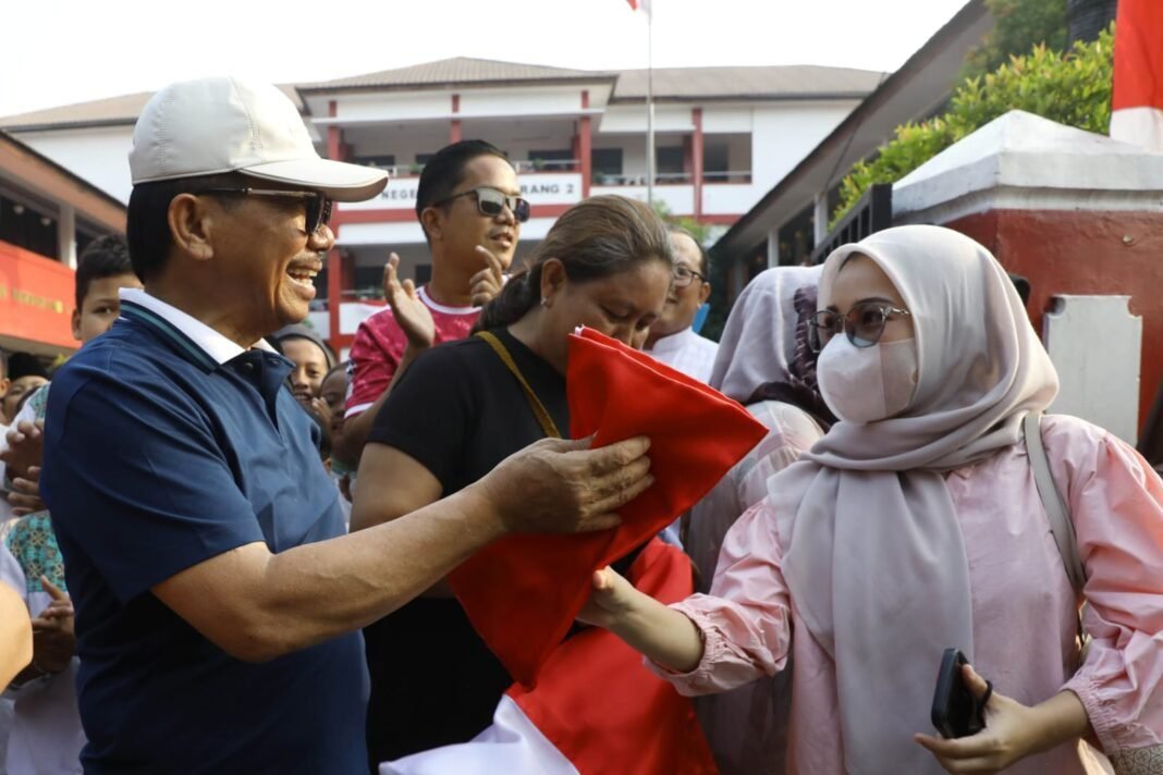 Semarak Kemerdekaan, Sachrudin Pimpin ASN Mempercantik Kota dan Bagikan Bendera Semarak Kemerdekaan, Sachrudin Pimpin ASN Mempercantik Kota dan Bagikan Bendera