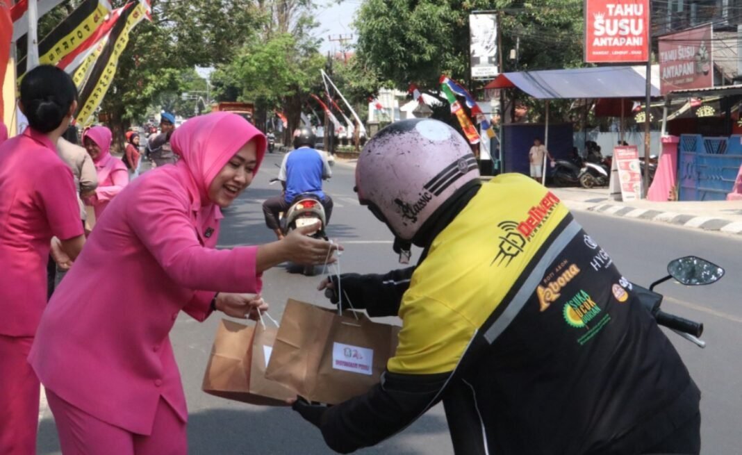 Jumat Berkah, Bhayangkari Cabang Purwakarta Bagikan Paket Makan Siang kepada Masyarakat Jumat Berkah, Bhayangkari Cabang Purwakarta Bagikan Paket Makan Siang kepada Masyarakat