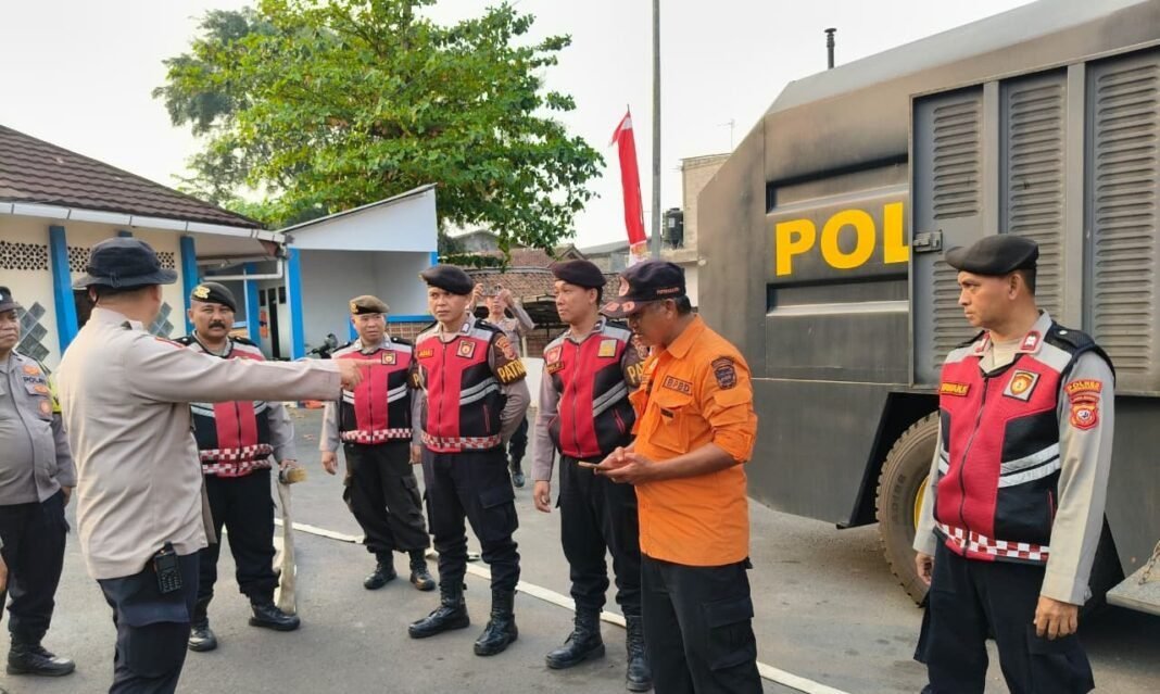 Dampak Kemarau Mulai Terasa, Polres Purwakarta Salurkan Bantuan Air Bersih untuk Warga Kampung Cikopak Dampak Kemarau Mulai Terasa, Polres Purwakarta Salurkan Bantuan Air Bersih untuk Warga Kampung Cikopak