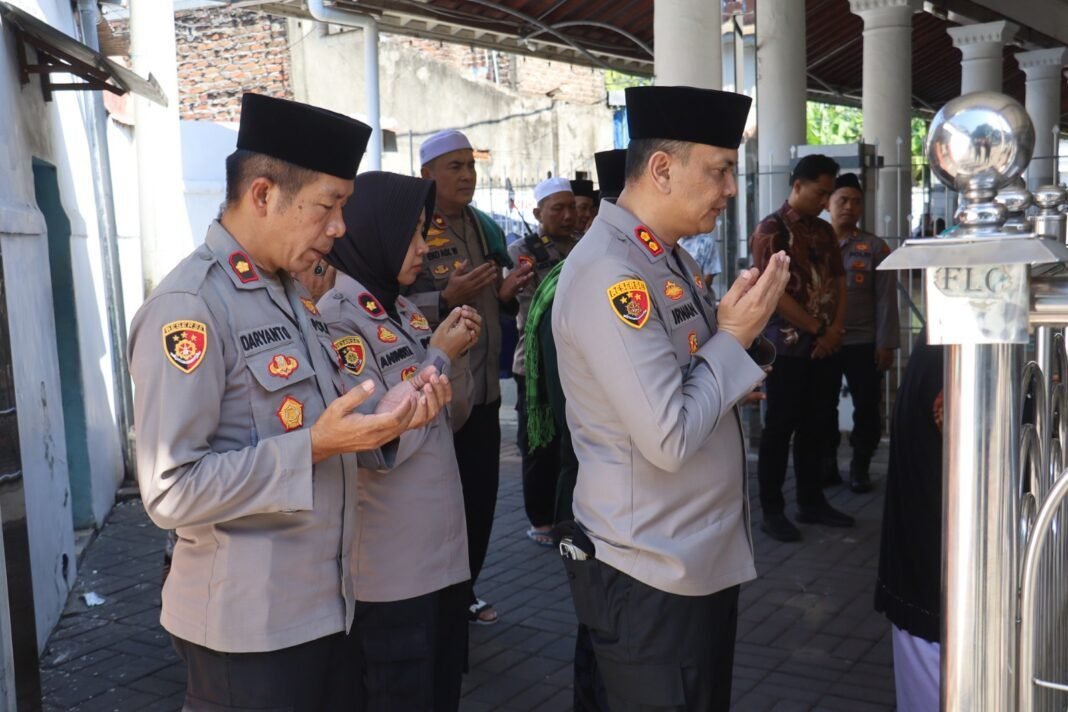 Sinergi spiritual Kapolres Pelabuhan tanjung perak ziarah Wali di surabaya Sinergi spiritual Kapolres Pelabuhan tanjung perak ziarah Wali di surabaya