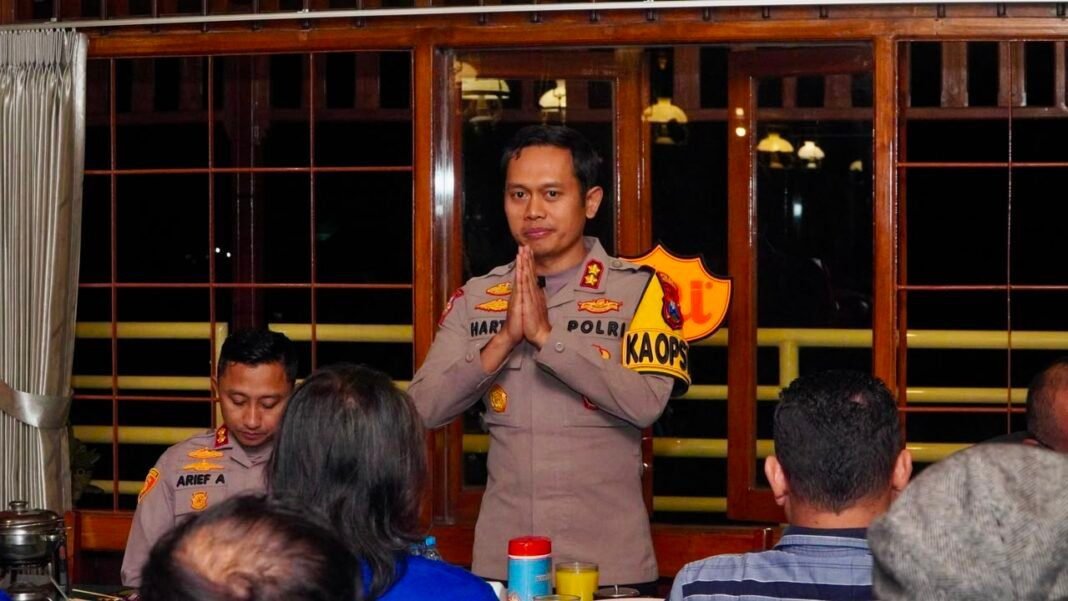 Polres Pasuruan bersama Polda Jatim pertemukan Bonek dan Aremania sepakat damai jaga Kondusifitas Polres Pasuruan bersama Polda Jatim pertemukan Bonek dan Aremania sepakat damai jaga Kondusifitas