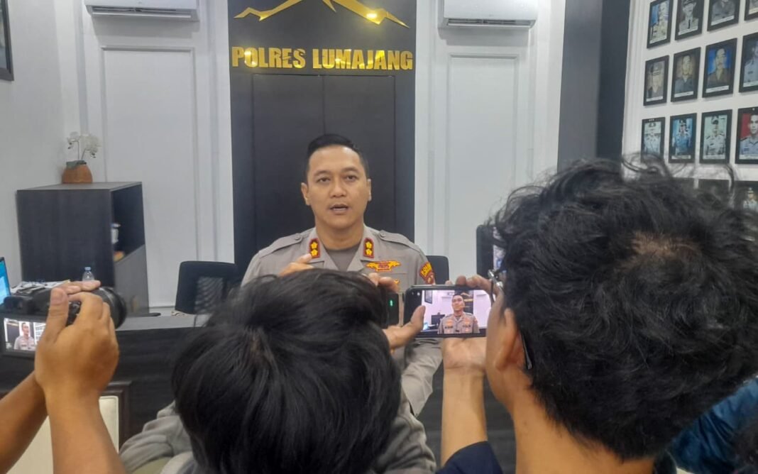 Polres Lumajang Amankan tiga Tersangka komplotan pencurian Berkedok investasi FikTiF Polres Lumajang Amankan tiga Tersangka komplotan pencurian Berkedok investasi FikTiF