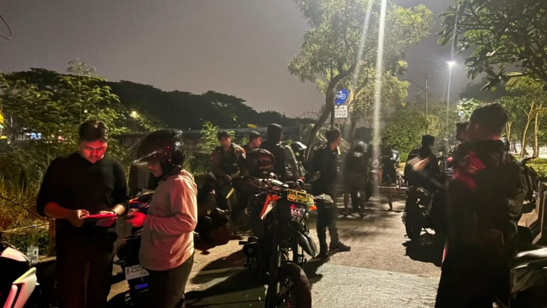 *Brimob Polda Metro Jaya Bubarkan Tawuran di Jaktim, Lima Pemuda dan Satu Senjata Tajam Diamankan* *Brimob Polda Metro Jaya Bubarkan Tawuran di Jaktim, Lima Pemuda dan Satu Senjata Tajam Diamankan*