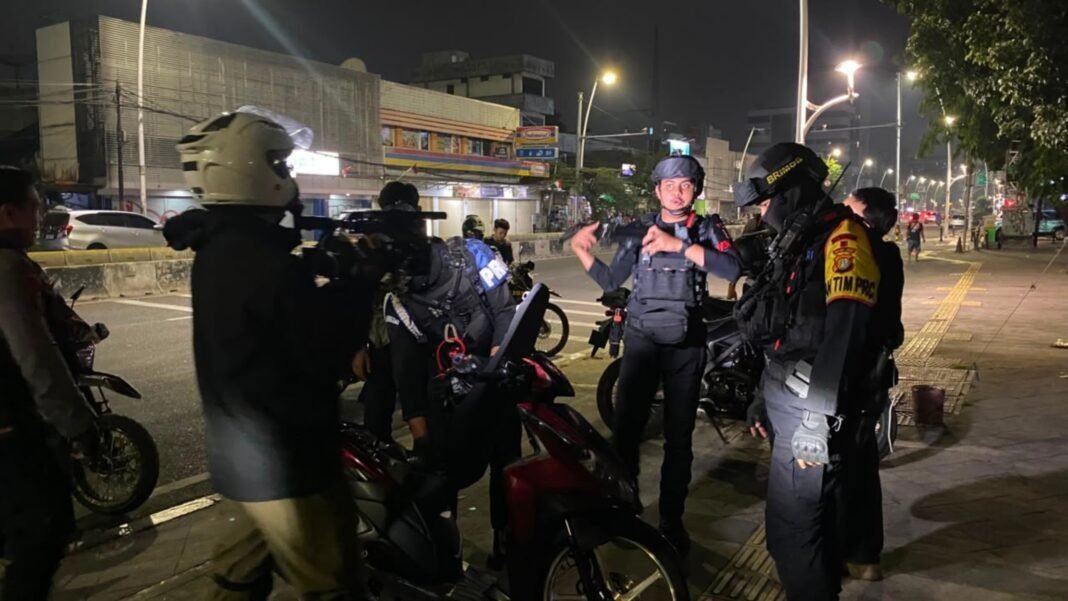 *Brimob Polda Metro Jaya Gagalkan Tawuran di Cawang, 2 Sajam Diamankan* *Brimob Polda Metro Jaya Gagalkan Tawuran di Cawang, 2 Sajam Diamankan*