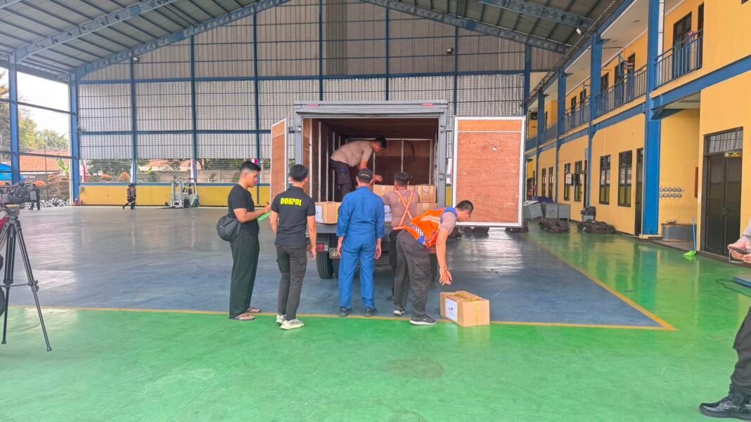 Terus Bergerak Cepat, Polri Kembali Kirim K9, Obat-obatan dan 3,4 Ton Bantuan ke NTT Terus Bergerak Cepat, Polri Kembali Kirim K9, Obat-obatan dan 3,4 Ton Bantuan ke NTT