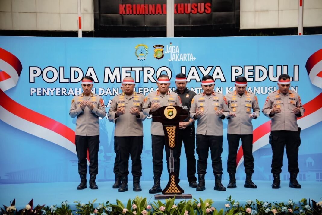 *Polda Metro Jaya Kirim 12 Truk Bantuan Kemanusiaan untuk Masyarakat Terdampak Gempa NTT* *Polda Metro Jaya Kirim 12 Truk Bantuan Kemanusiaan untuk Masyarakat Terdampak Gempa NTT*