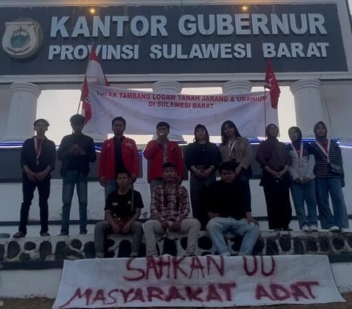 “Bendera Perang” Berkibar di Depan Kantor Gubernur Sulbar, Front Marhaenis Bawa Tiga Tuntutan Rakyat “Bendera Perang” Berkibar di Depan Kantor Gubernur Sulbar, Front Marhaenis Bawa Tiga Tuntutan Rakyat